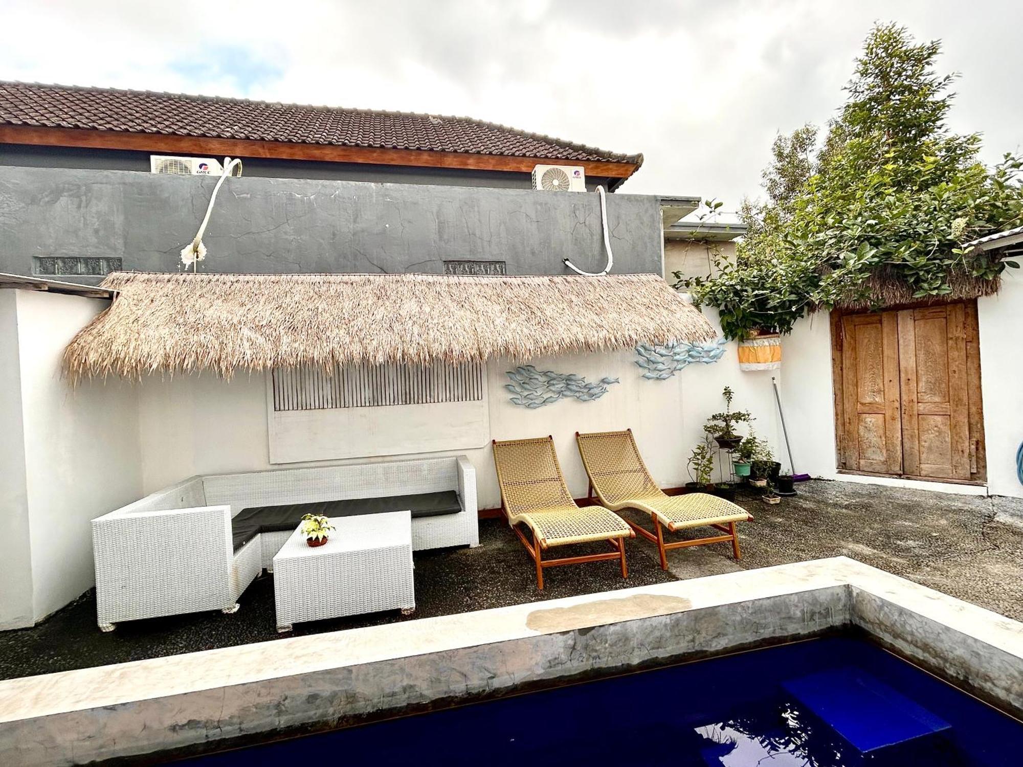 Guest house White Sandat