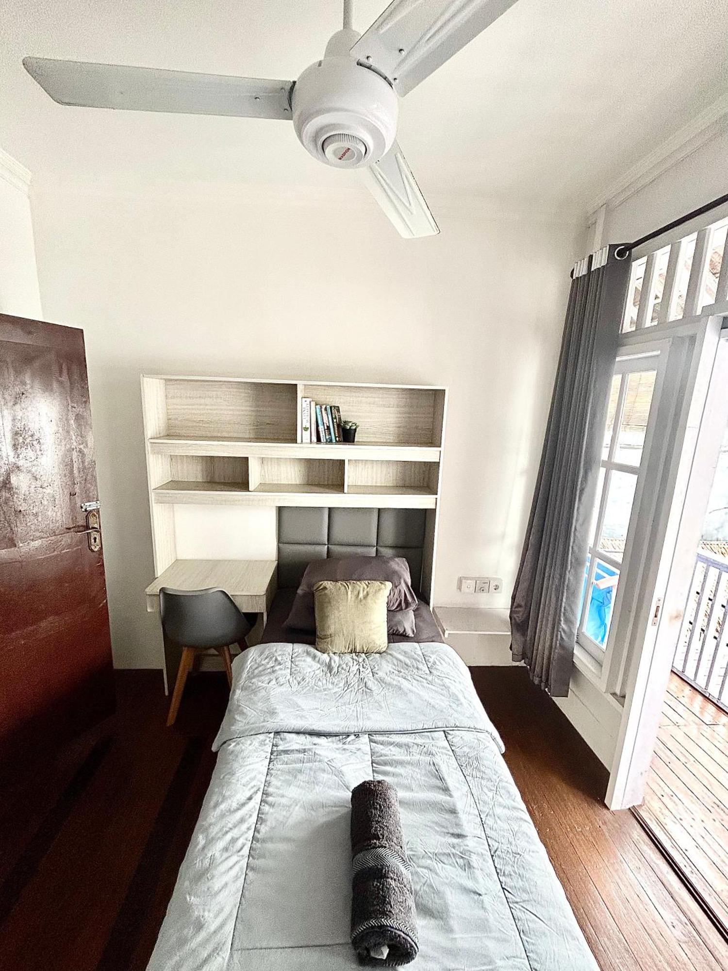 Guest house White Sandat